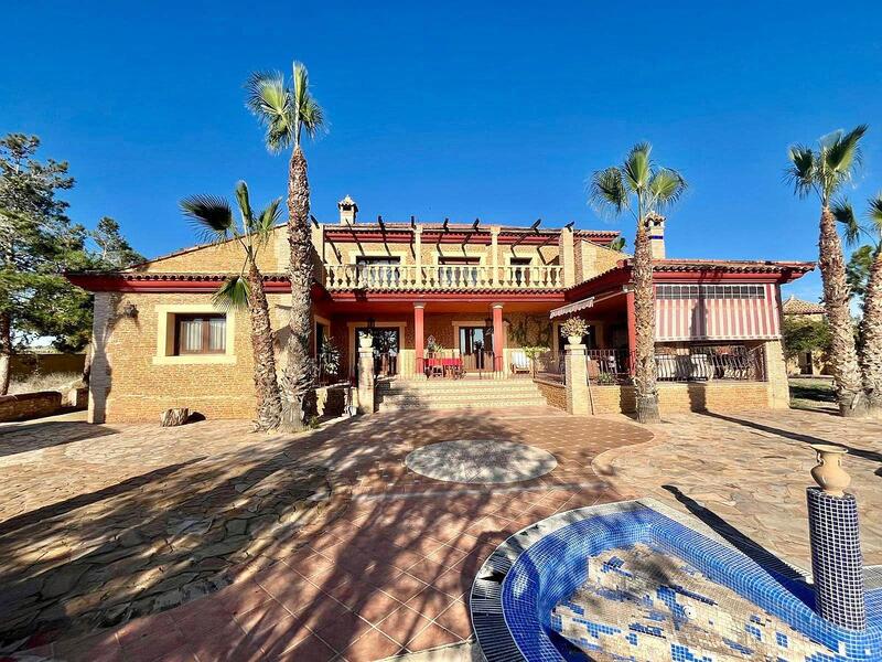 4 спальная комната вилла продается