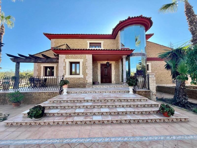 4 спальная комната вилла продается