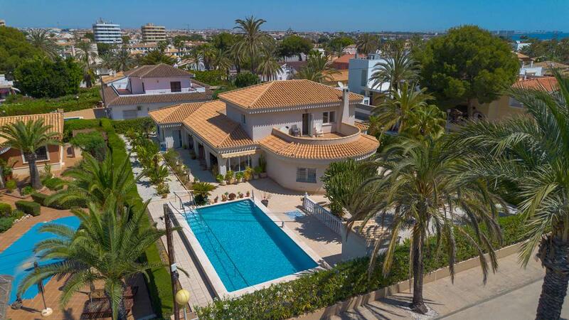 Villa til salg i Cabo Roig, Alicante