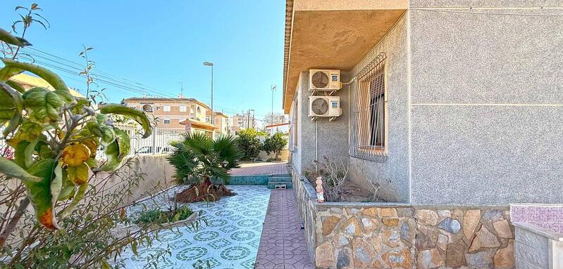 Villa en venta en Torrevieja, Alicante