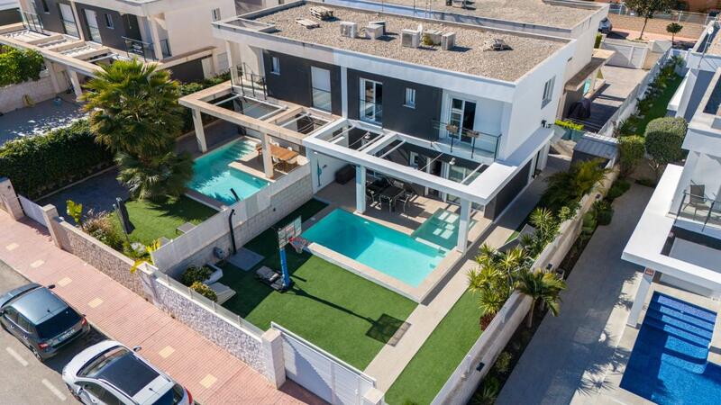 Villa til salgs i Santa Pola, Alicante