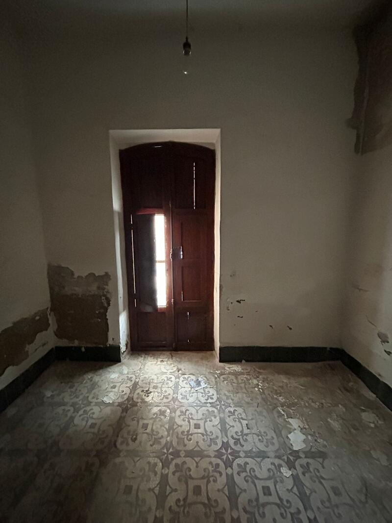 5 bedroom Townhouse for sale