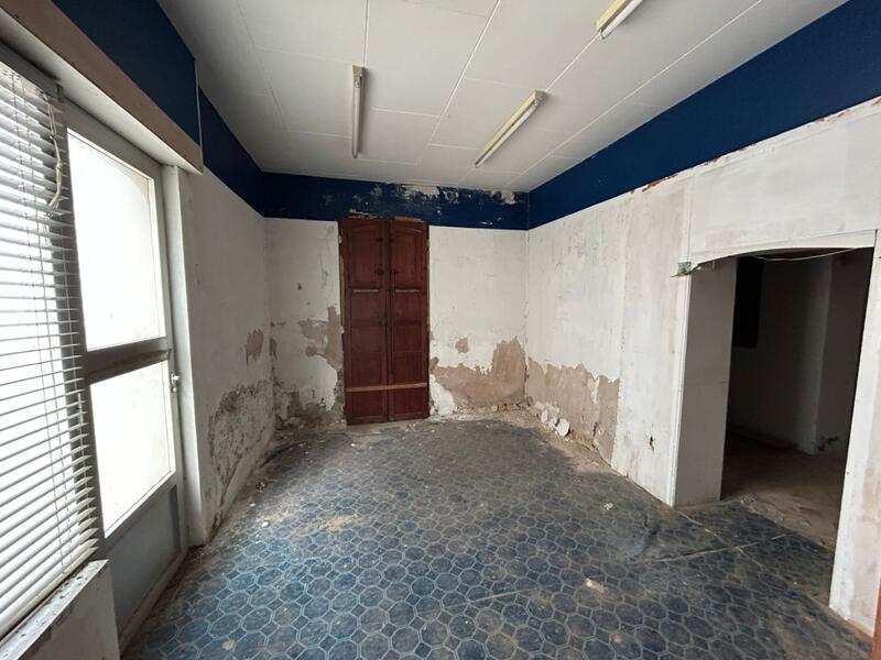 5 bedroom Townhouse for sale