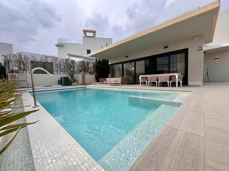 Villa en venta en Dehesa de Campoamor, Alicante