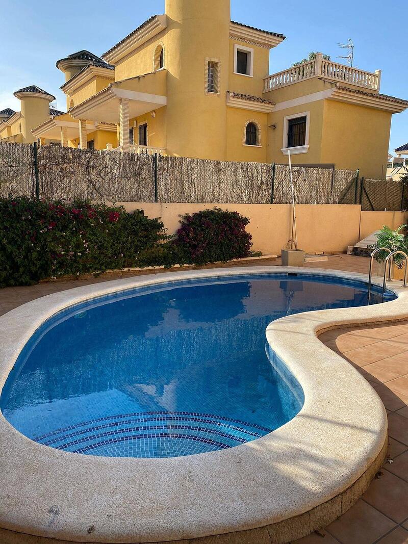 Villa til salgs i Orihuela Costa, Alicante