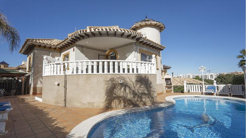 Villa till salu i Villamartin, Alicante