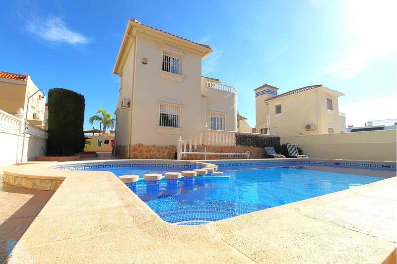 Villa till salu i La Zenia, Alicante