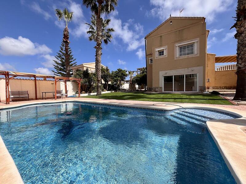Villa til salgs i La Zenia, Alicante