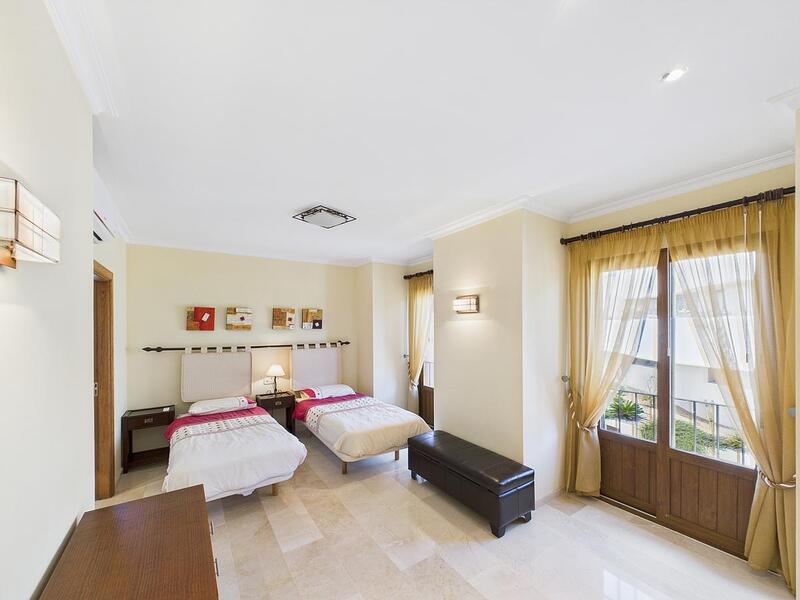 4 bedroom Townhouse for sale