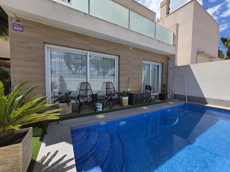Villa til salg i Pilar de la Horadada, Alicante