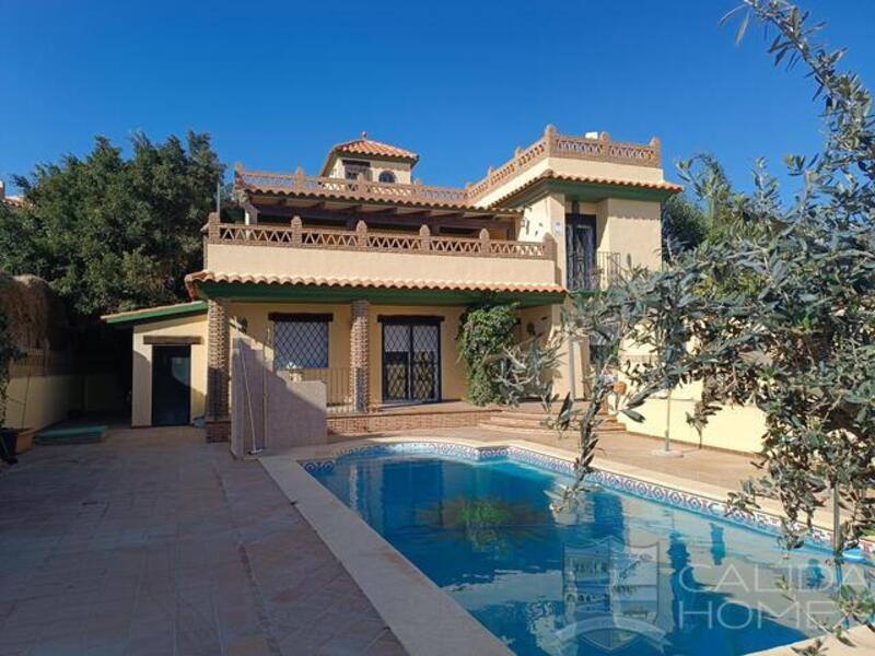 Villa for sale in Burjulu, Almería