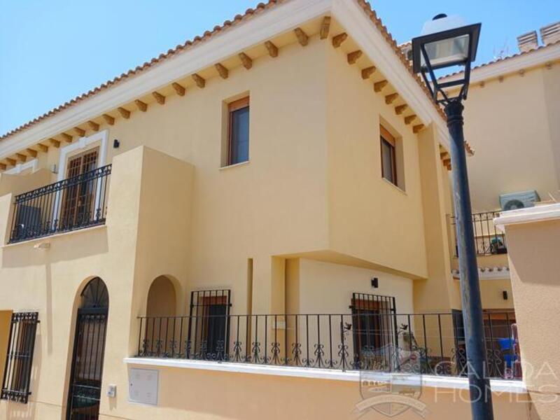 2 bedroom Townhouse for sale