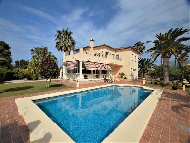 Villa til salg i Denia, Alicante