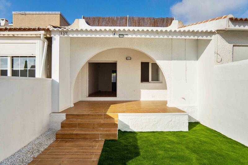 Villa till salu i Villamartin, Alicante