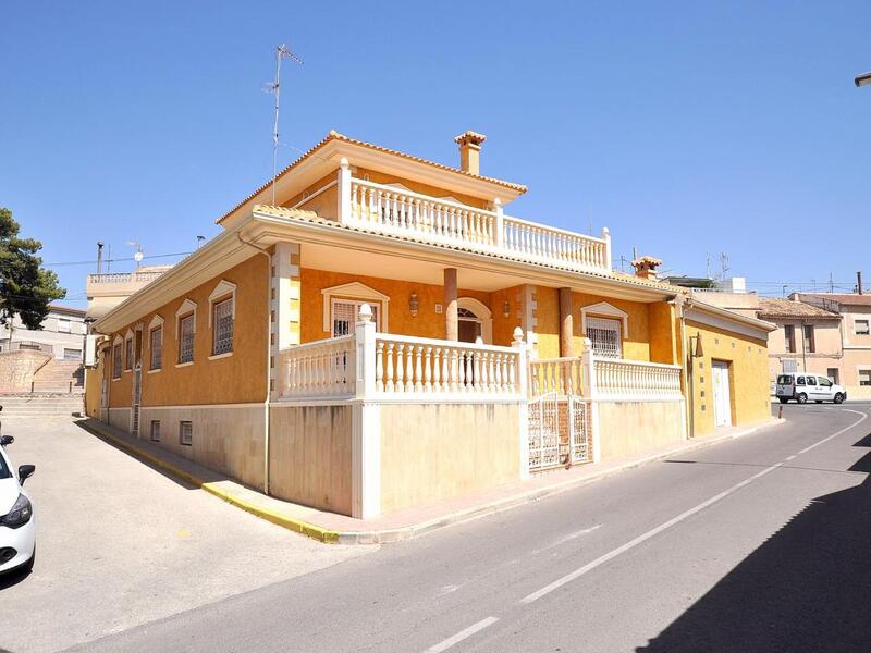 Villa for sale in Algueña, Alicante