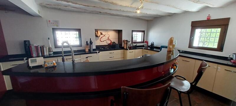 6 bedroom Country House for sale