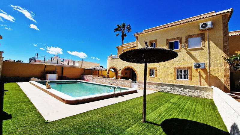 6 bedroom Villa for sale