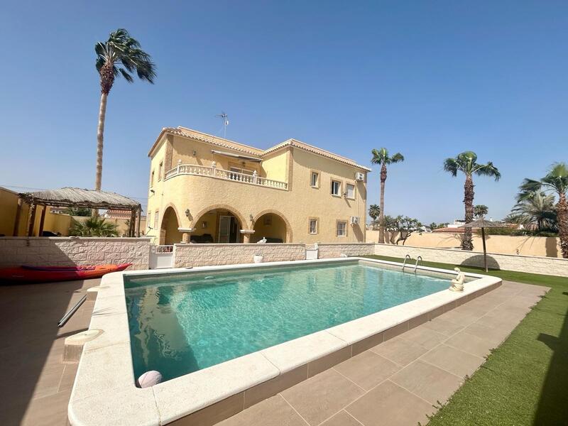 6 bedroom Villa for sale
