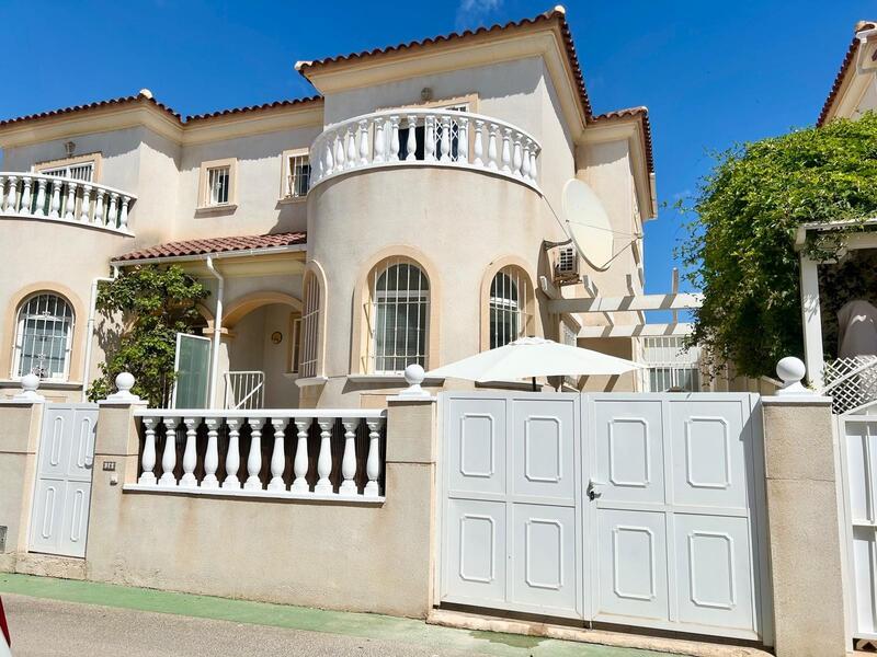 Rekkehus til salgs i Torrevieja, Alicante
