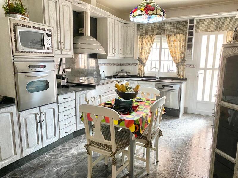 3 спальная комната городская тюрьма продается