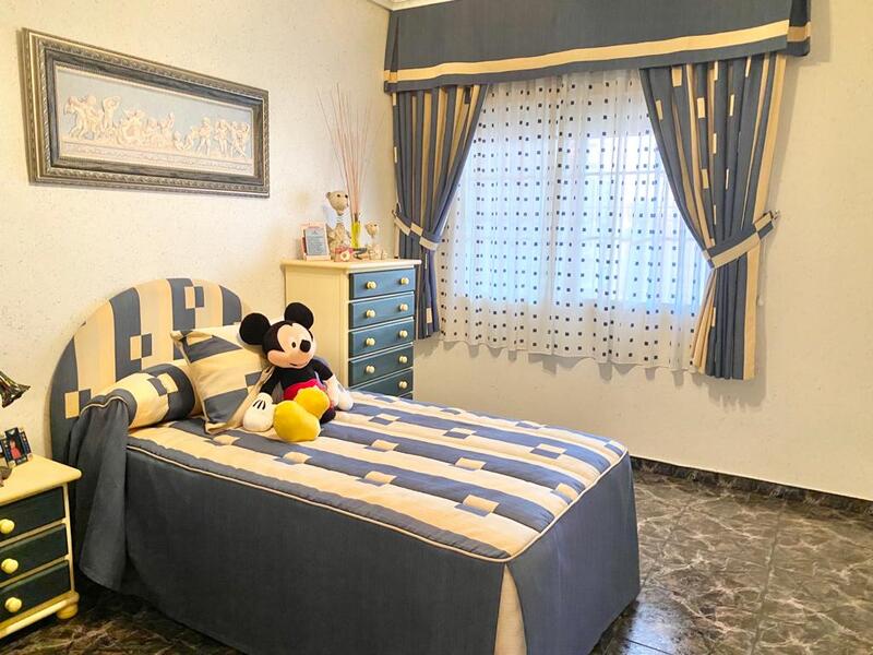 3 спальная комната городская тюрьма продается