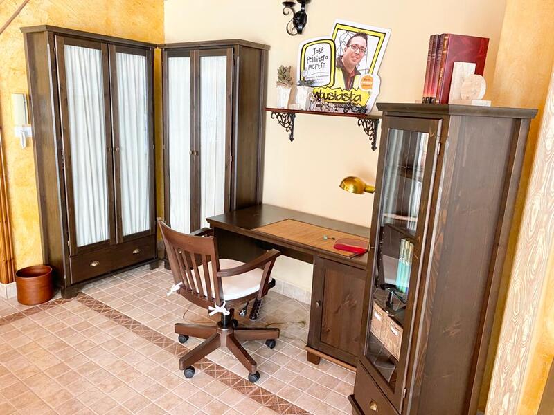 3 спальная комната городская тюрьма продается