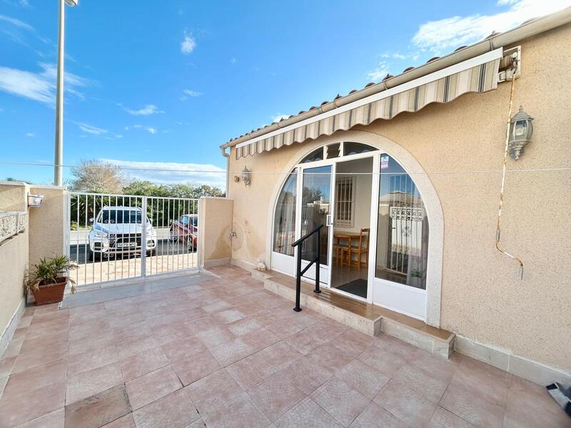 Villa en venta en Torrevieja, Alicante