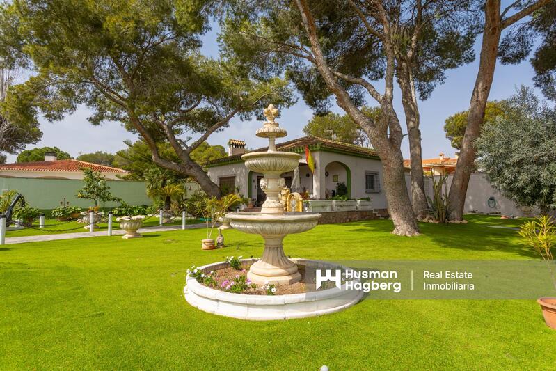 Villa en venta en Campoamor, Alicante