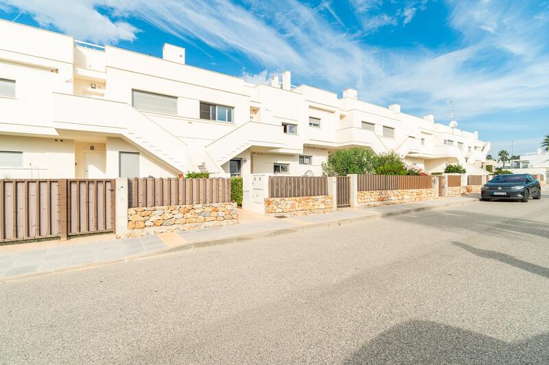 2 bedroom Townhouse for sale