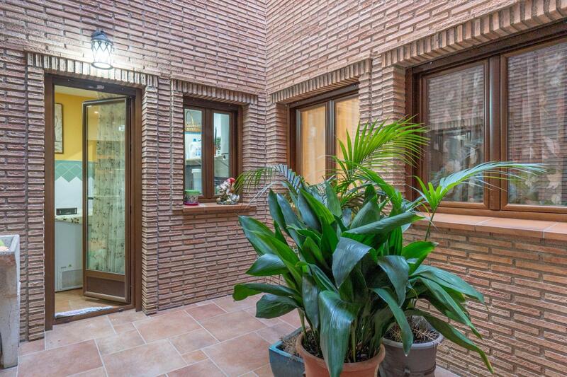 8 bedroom Townhouse for sale