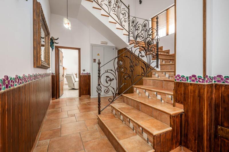 8 bedroom Townhouse for sale