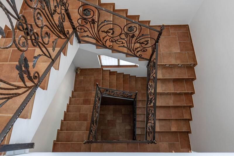 8 bedroom Townhouse for sale