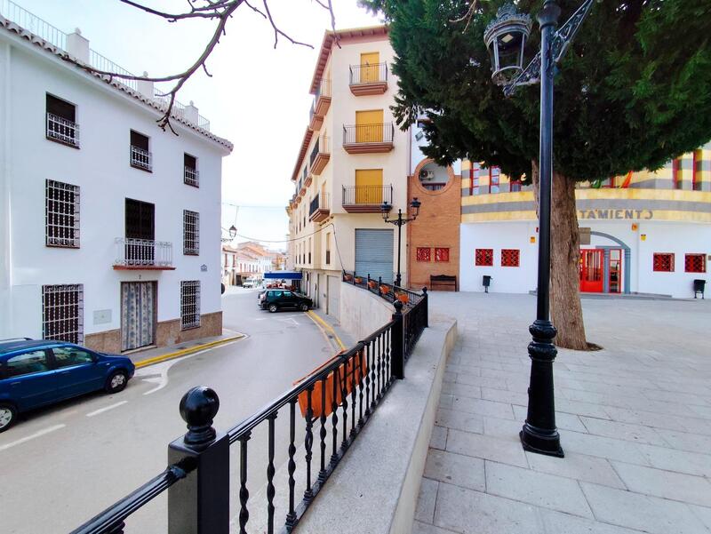 6 bedroom Townhouse for sale