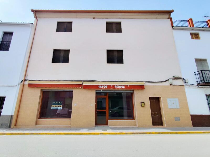 6 bedroom Townhouse for sale