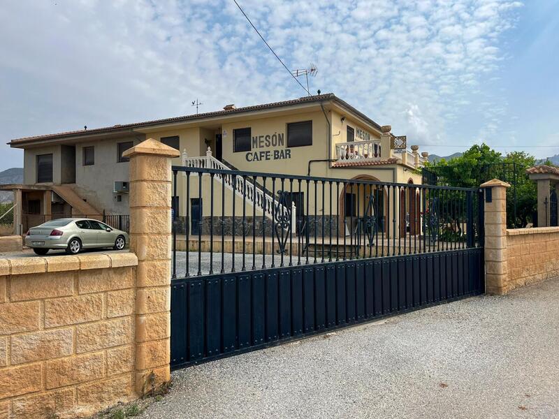 3 bedroom Commercial Property for sale