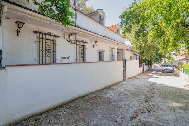 Villa for sale in Alfacar, Granada