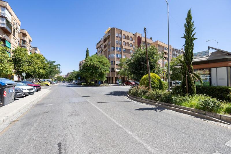 4 chambre Local Commercial à vendre