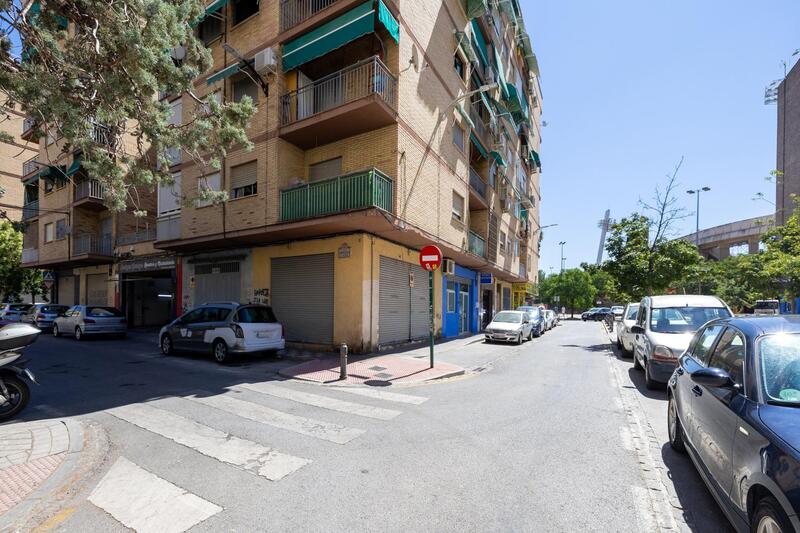4 chambre Local Commercial à vendre
