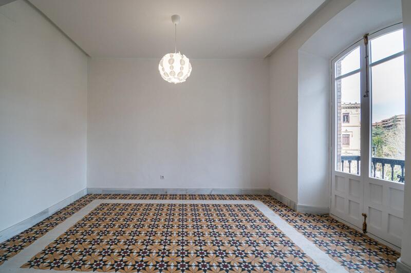 6 bedroom Apartment for sale
