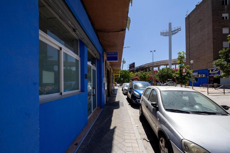 4 chambre Local Commercial à vendre