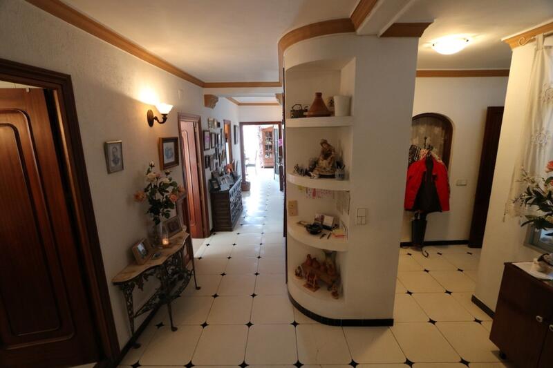 5 slaapkamer Gezinswoning Te koop