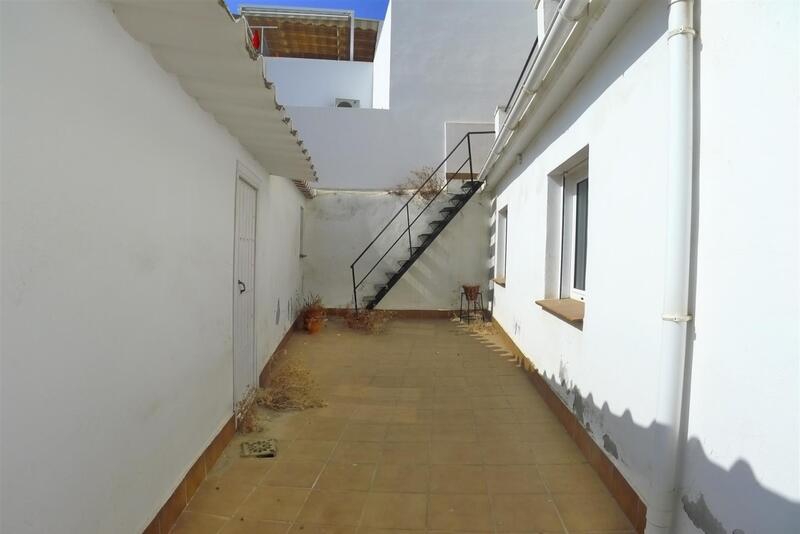 4 bedroom Townhouse for sale