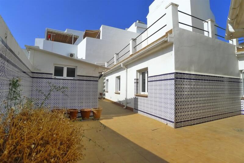 4 bedroom Townhouse for sale