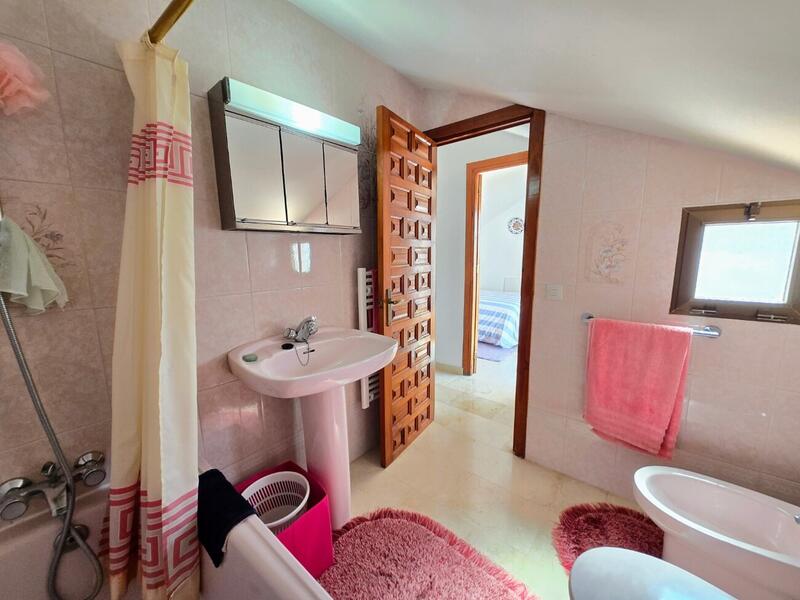 2 bedroom Townhouse for sale