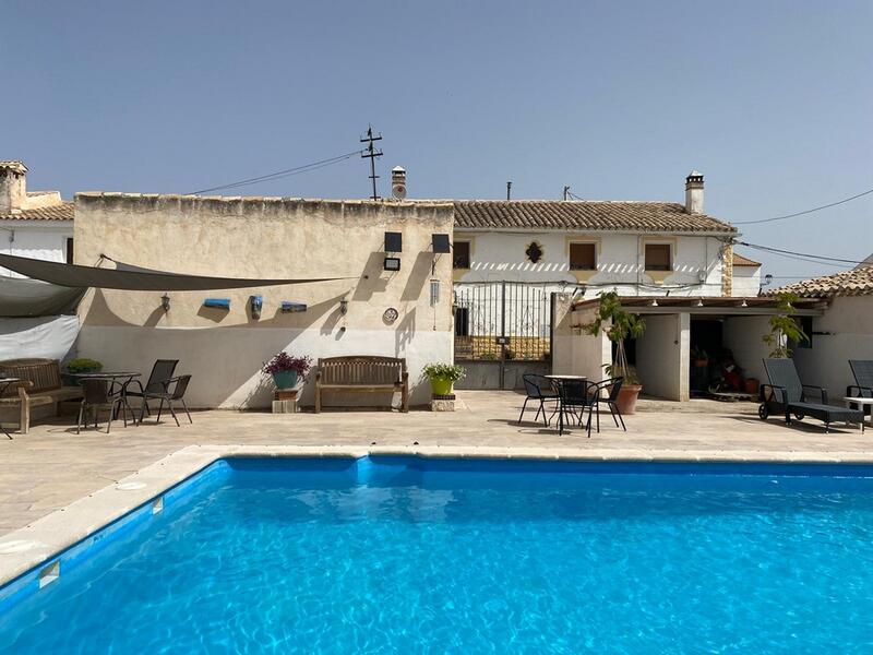 6 bedroom Country House for sale