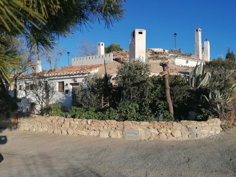 3 soveværelse Grottehus til salg 3 soveværelse Grottehus til salg