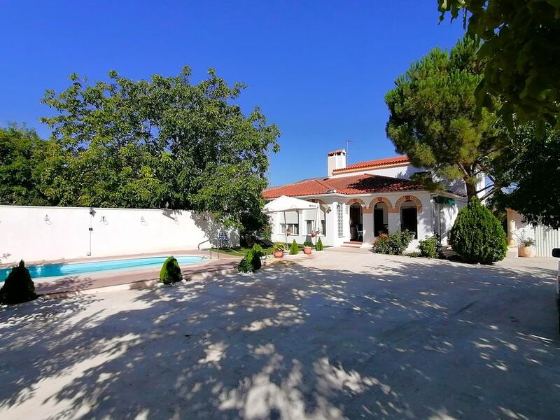 6 bedroom Country House for sale