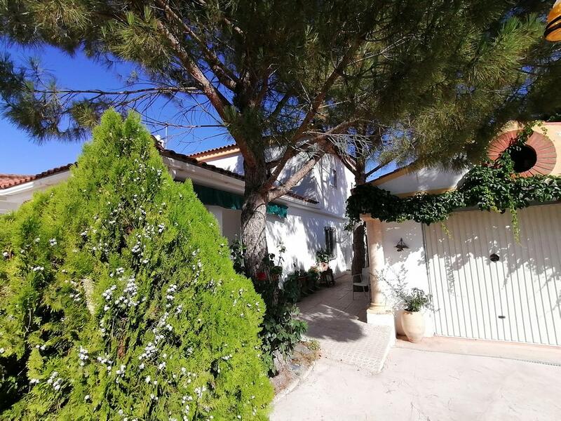 6 bedroom Country House for sale