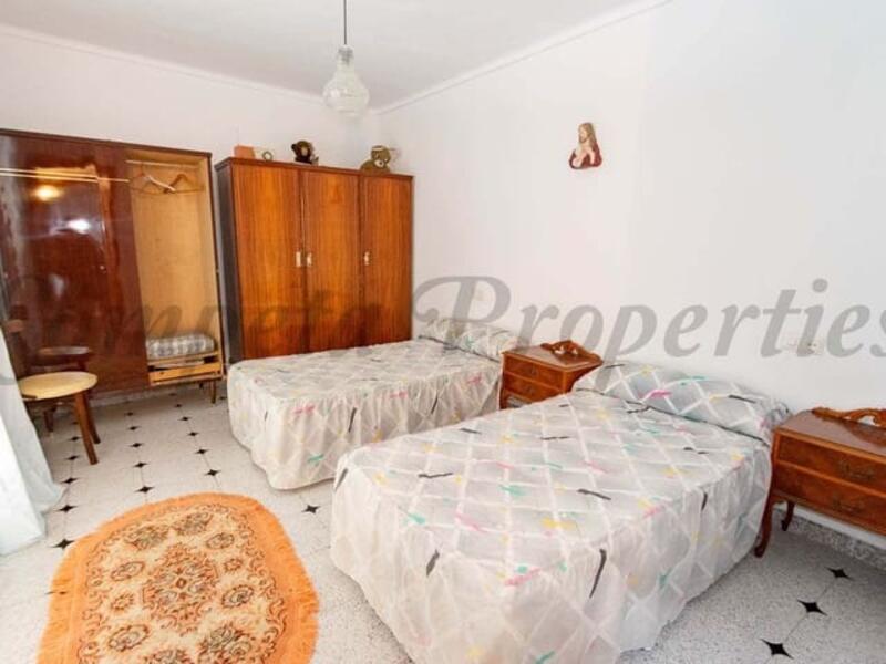 4 bedroom Townhouse for sale