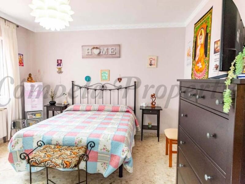 4 slaapkamer Gezinswoning Te koop